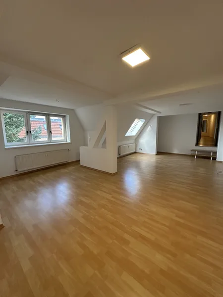 Modernes Dachgeschoss-Juwel: Exklusive Einbauküche, Smart-Home-Features u. Glasfaser in Berlin-Tegel — photo 1
